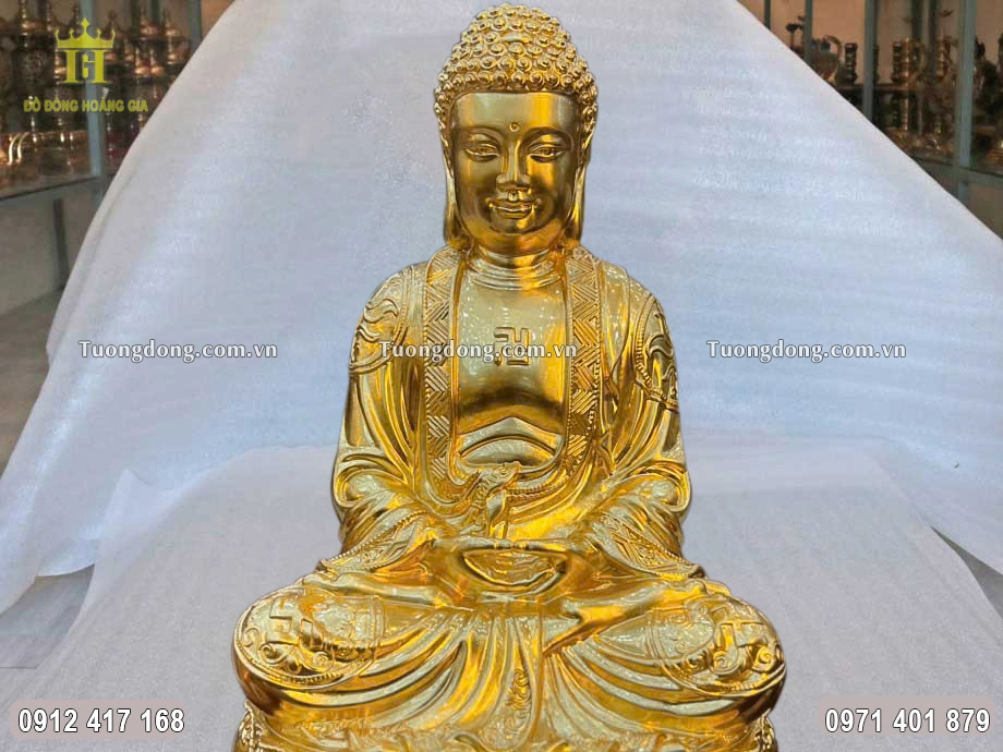Gương mặt hiền hậu của Ngài được chạm khắc sắc nét